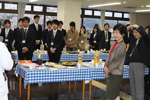 先輩からのメッセージを聞く新入生 先輩からのメッセージを聞く新入生