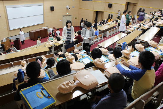 医学部学生へのインタビューの様子 医学部学生へのインタビューの様子