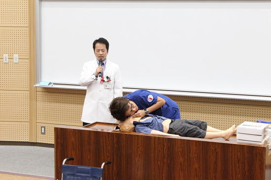 クリニカルスキルアップセンター・狩野講師らによる講習の様子 クリニカルスキルアップセンター・狩野講師らによる講習の様子