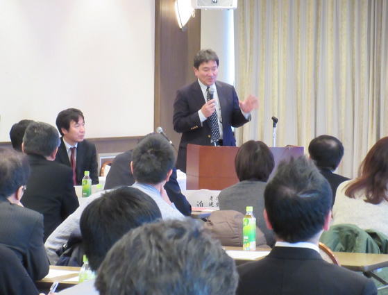 第一部基調講演でフロアからの質問に回答される迫井先生(右)と松田先生(左) 第一部基調講演でフロアからの質問に回答される迫井先生(右)と松田先生(左)