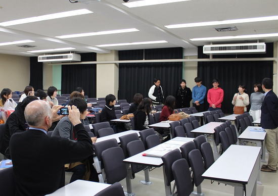 参加学生へ激励の言葉を送る昨年度研修参加学生 参加学生へ激励の言葉を送る昨年度研修参加学生