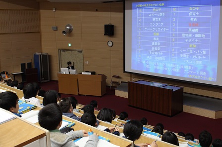 看護学科長の授業の様子.jpg 看護学科長の授業の様子.jpg