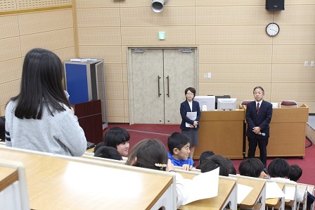 学部長、看護学科長への質問の様子.jpg 学部長、看護学科長への質問の様子.jpg