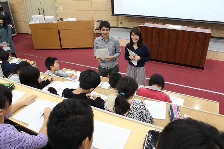 児童と学生の交流の様子.jpg 児童と学生の交流の様子.jpg
