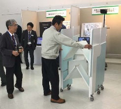 折りたたみ式採血台_0161130.jpg 採血台日本臨床検査自動化学会_20170422.jpg