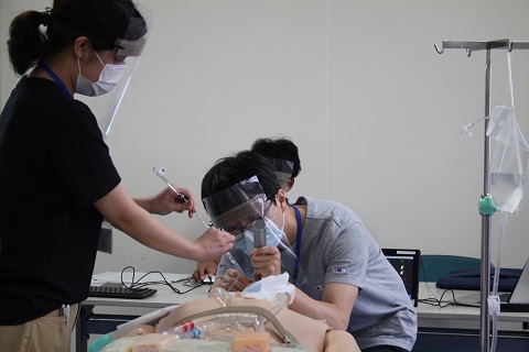 気管挿入の様子 気管挿入の様子