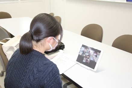 写真(医学生と高校生の交流の様子)