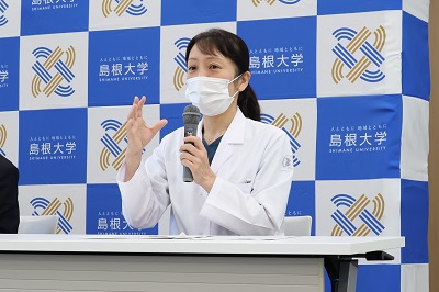 折出講師