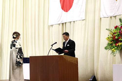 大谷学長と卒業生代表