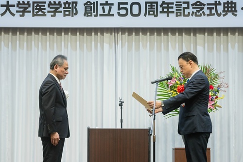 感謝状贈呈_医学部長