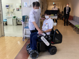 職員が操作する様子