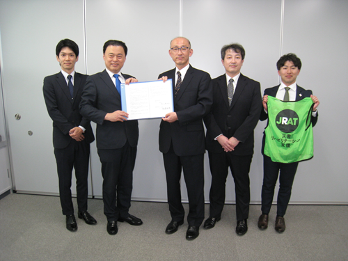記念写真（JRATの皆さん）