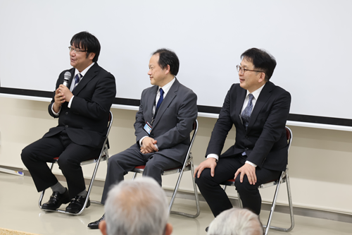 質疑応答する講演者